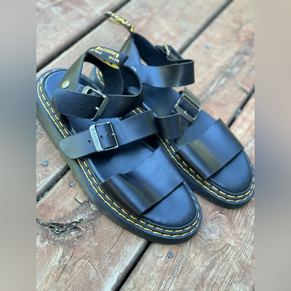 Black Leather Buckle Sandals with Contrast Stitching